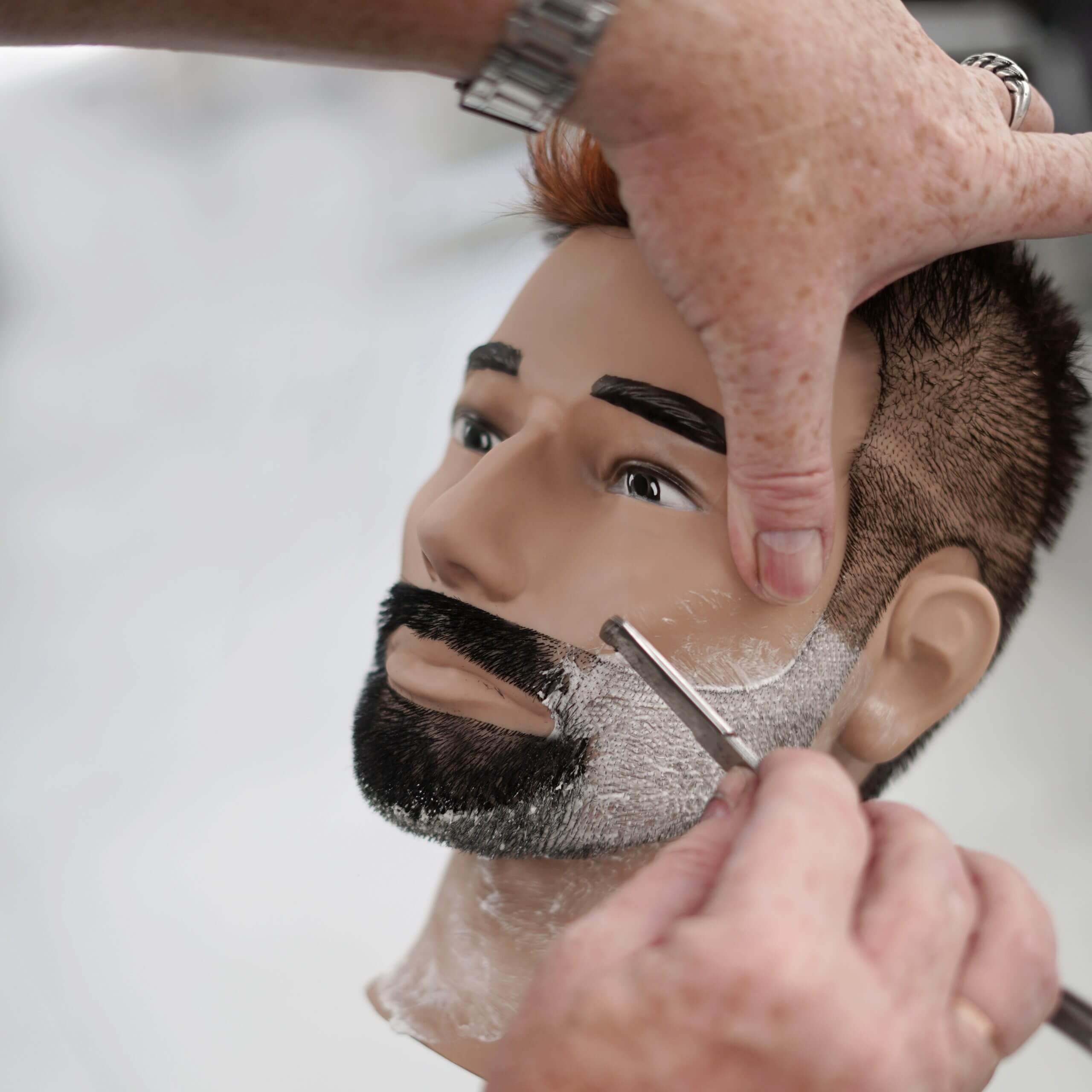 Показываем как ровнять бороду опасной бритвой